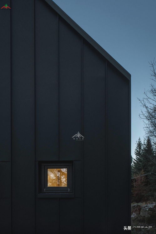 黑色金属瓦配异型梯形看着很小却可以住下10个人的森林小木屋
